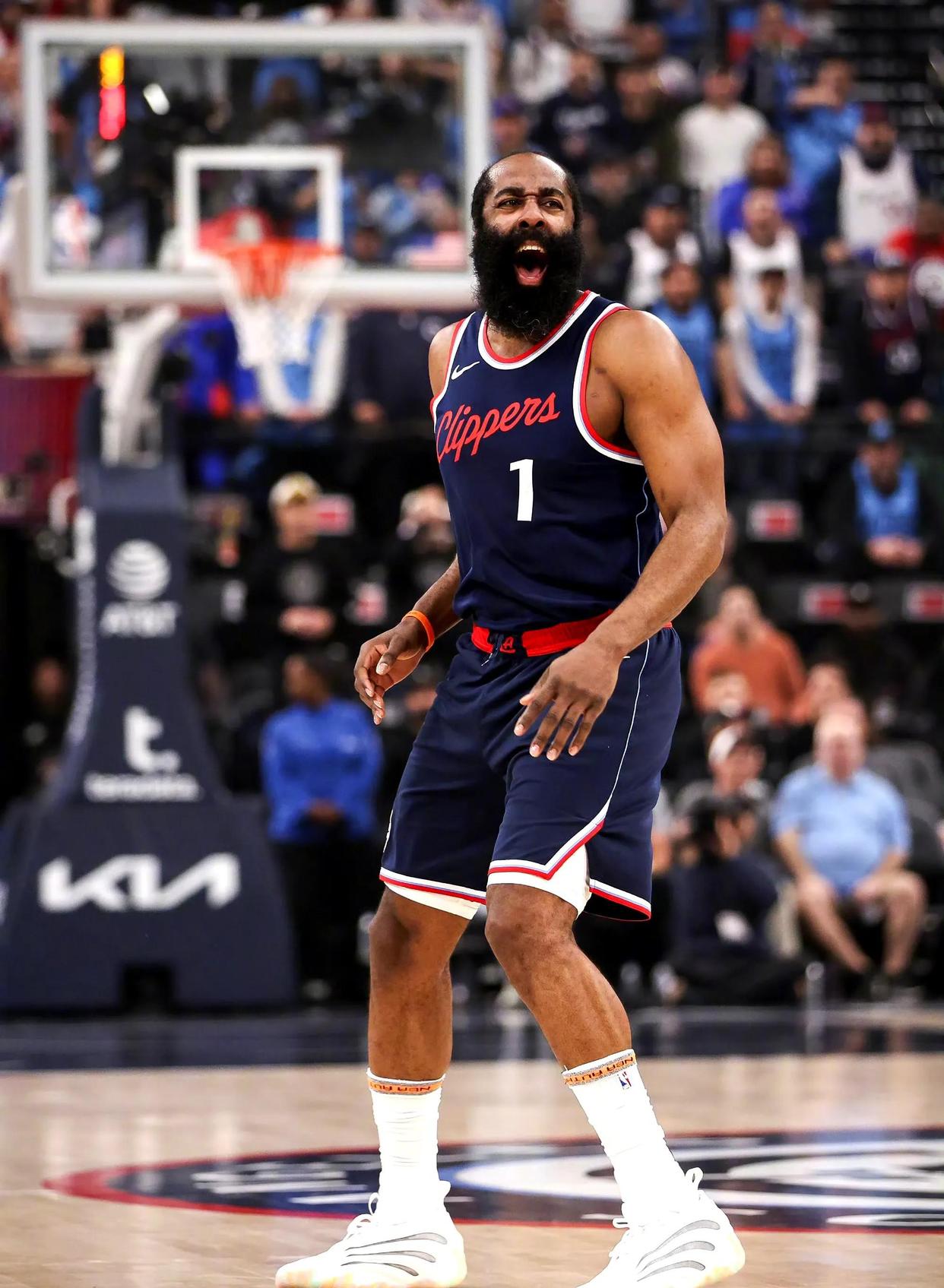 爱游戏体育-哈登连续十二场比赛得分超过惊险取胜，独行侠挑战极限！