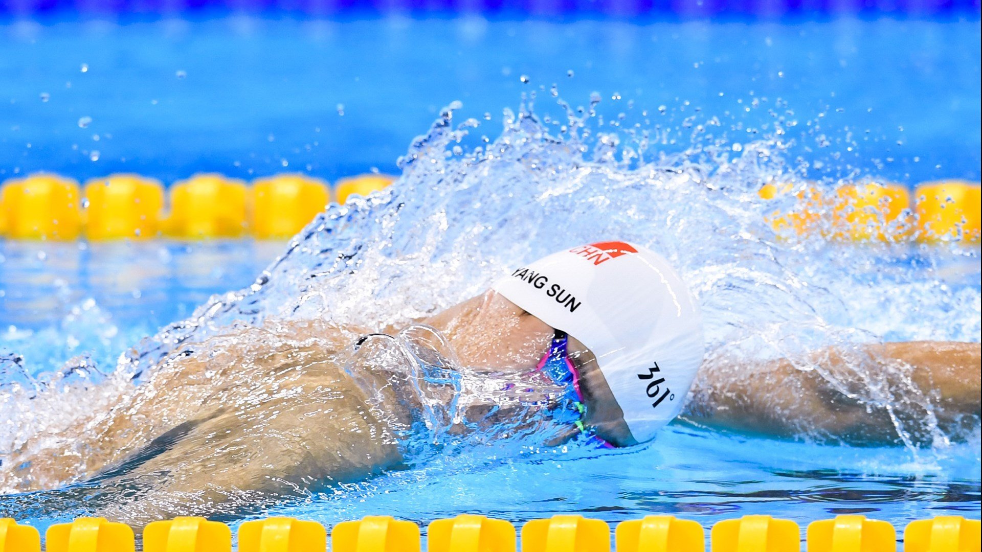 爱游戏体育-詹姆斯在中国队比赛中惊险取胜，爆冷引发热议！