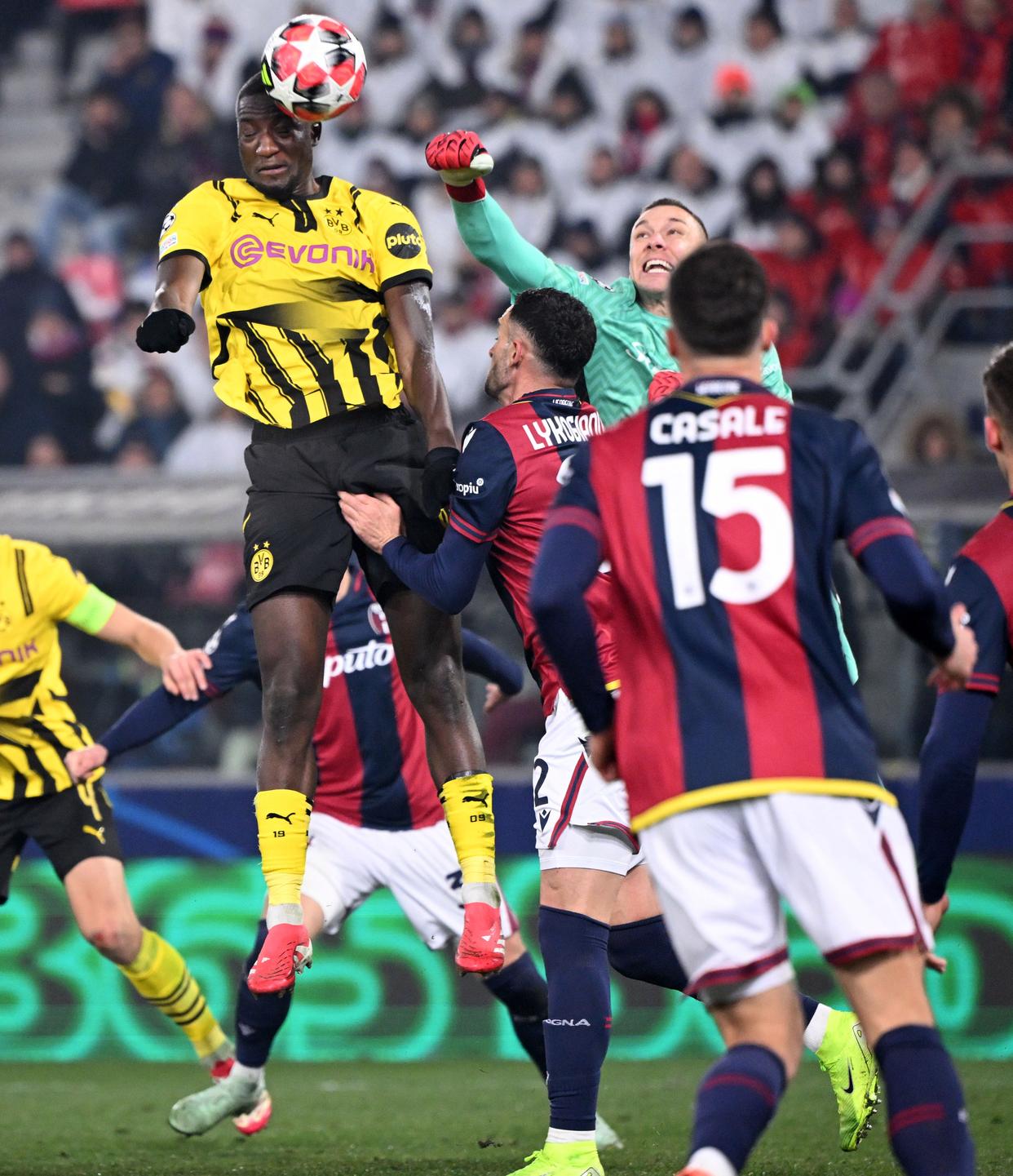 包含亚冠次回合爆出冷门！马德里竞技绝杀多特蒙德，争冠形势突变的词条